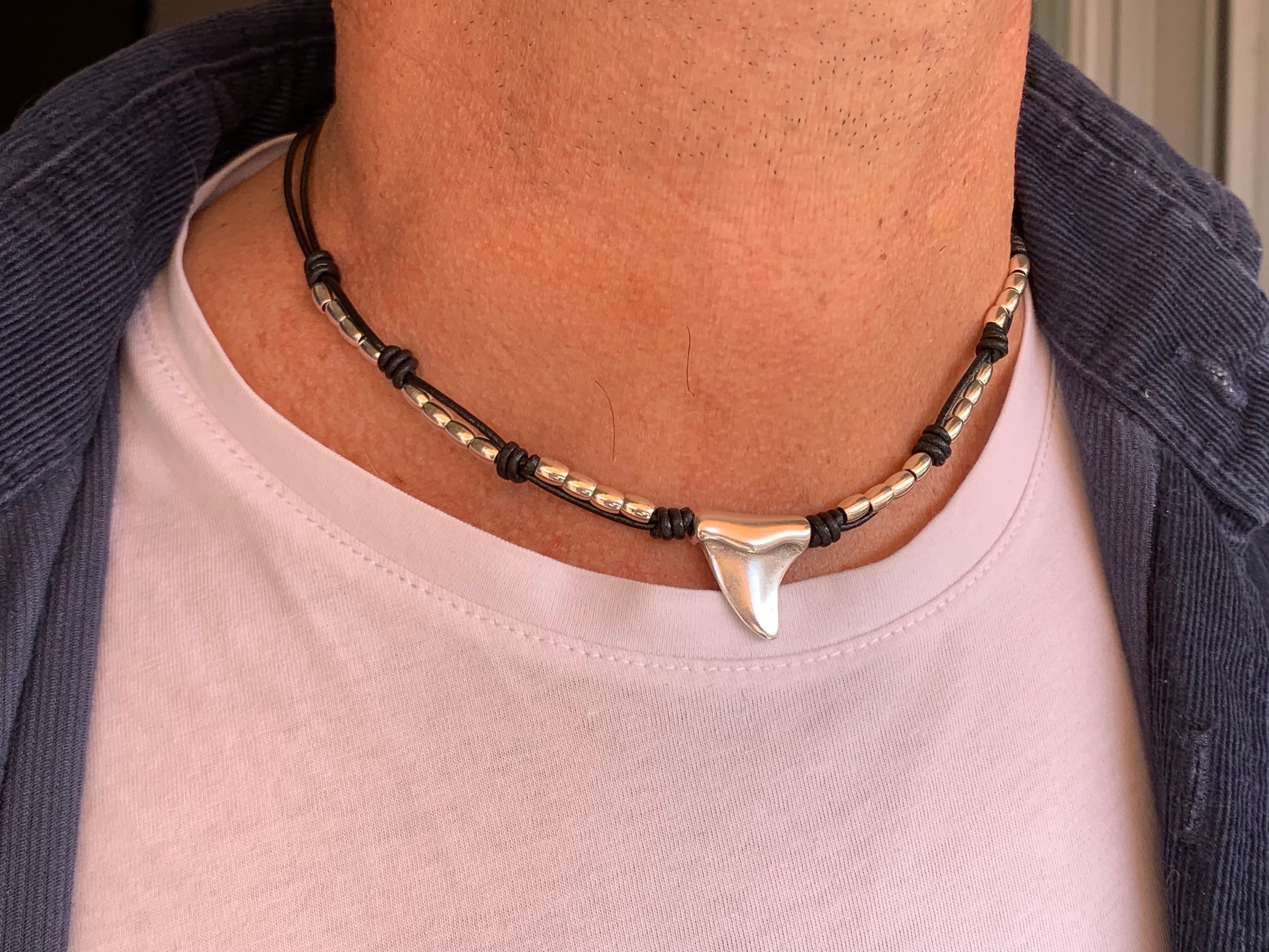 Collar de cuero para hombre, collar de cuero con cuentas, collar de dientes de tiburón, regalo para hombre. Joyería para hombre, collar bohemio, joyería de cuero.