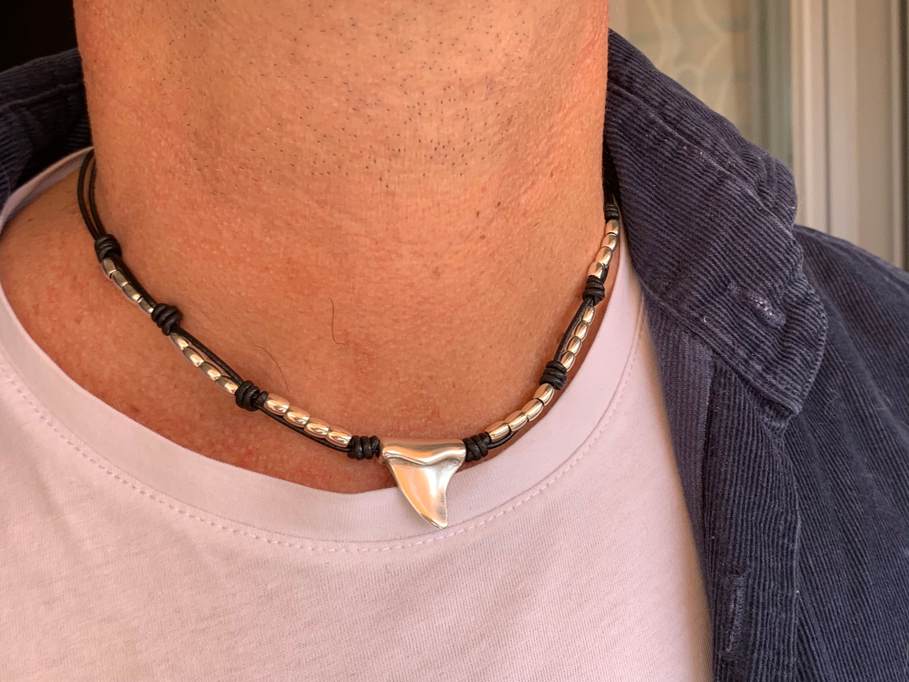 Collar de cuero para hombre, collar de cuero con cuentas, collar de dientes de tiburón, regalo para hombre. Joyería para hombre, collar bohemio, joyería de cuero.